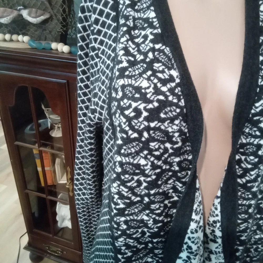 2-$10... Belldini Sz XL Black and White Patterned Open Front Waterfall Cardigan